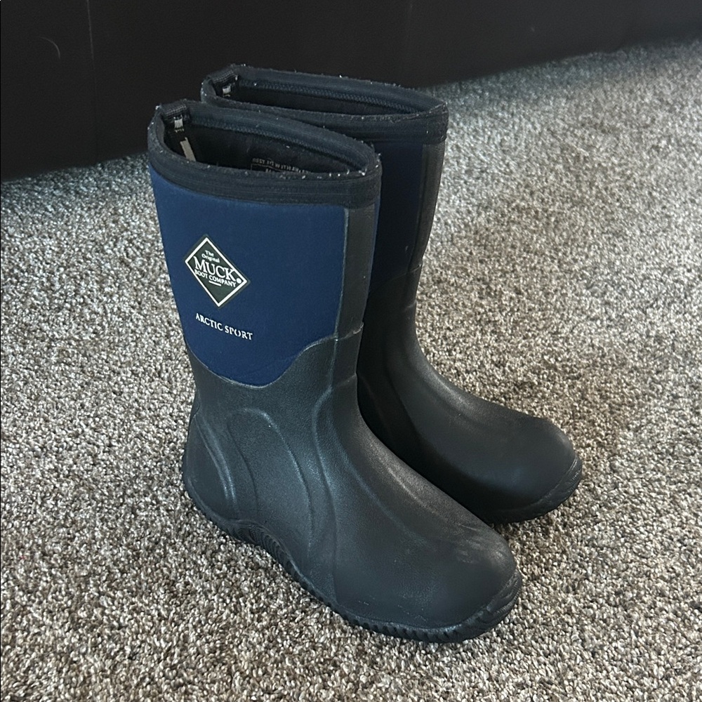 Kids' Black and Blue original Muck Arctic Sport Boots size 1